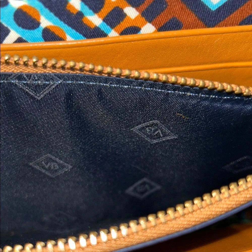 Vera Bradley Bozeman Wristlet in Brown Leather. - Picture 4 of 4